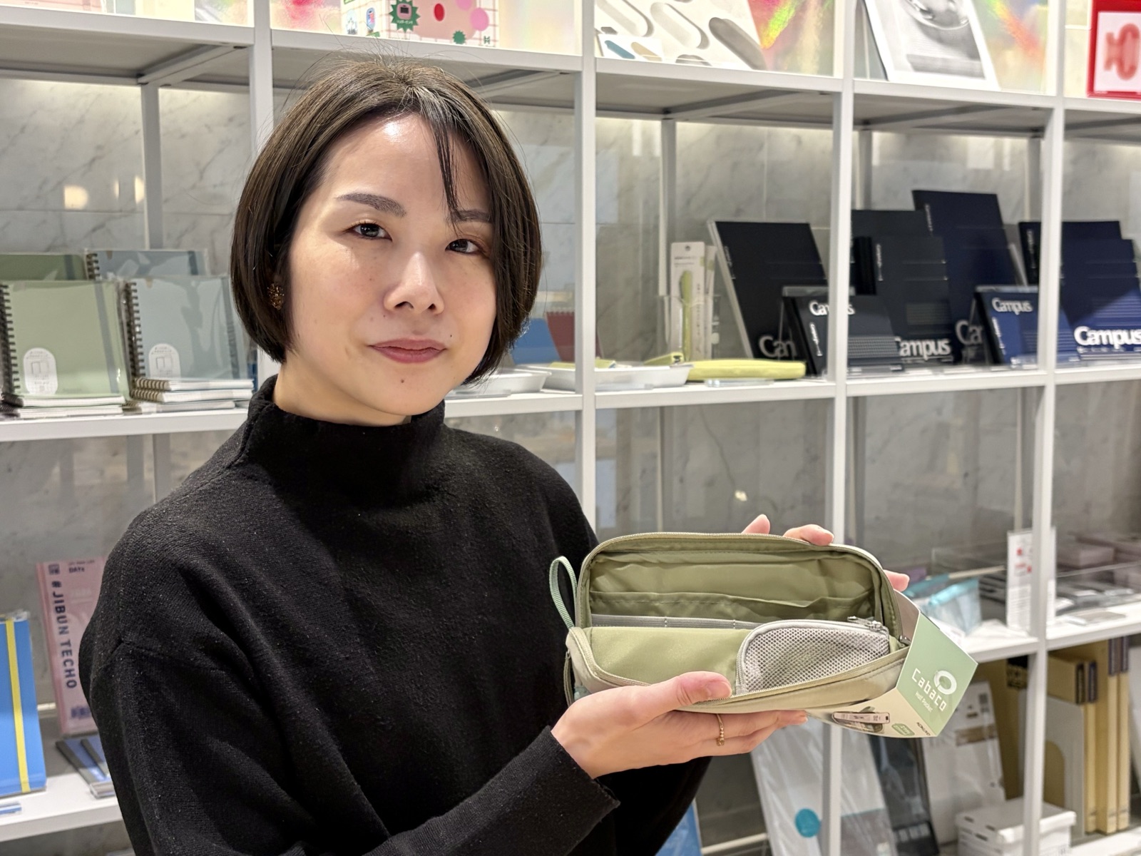 ペンケースを手にする木下郁さん