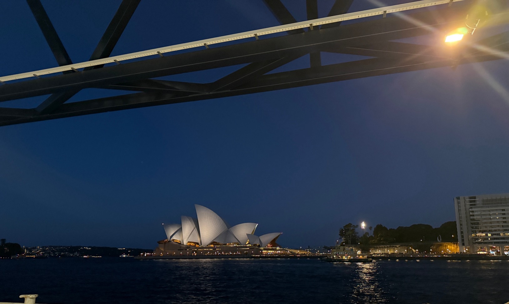 シドニー・サーキュラーキーから見たオペラハウスの夜景