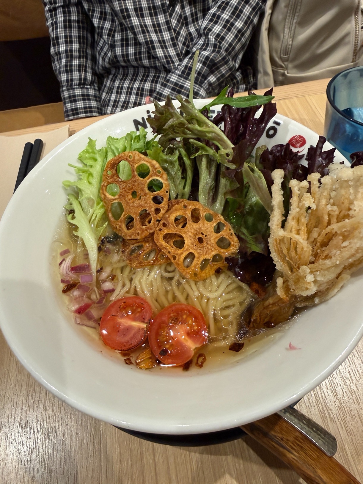 シドニーのラーメン店で食べ比べた、野菜をのせたラーメン