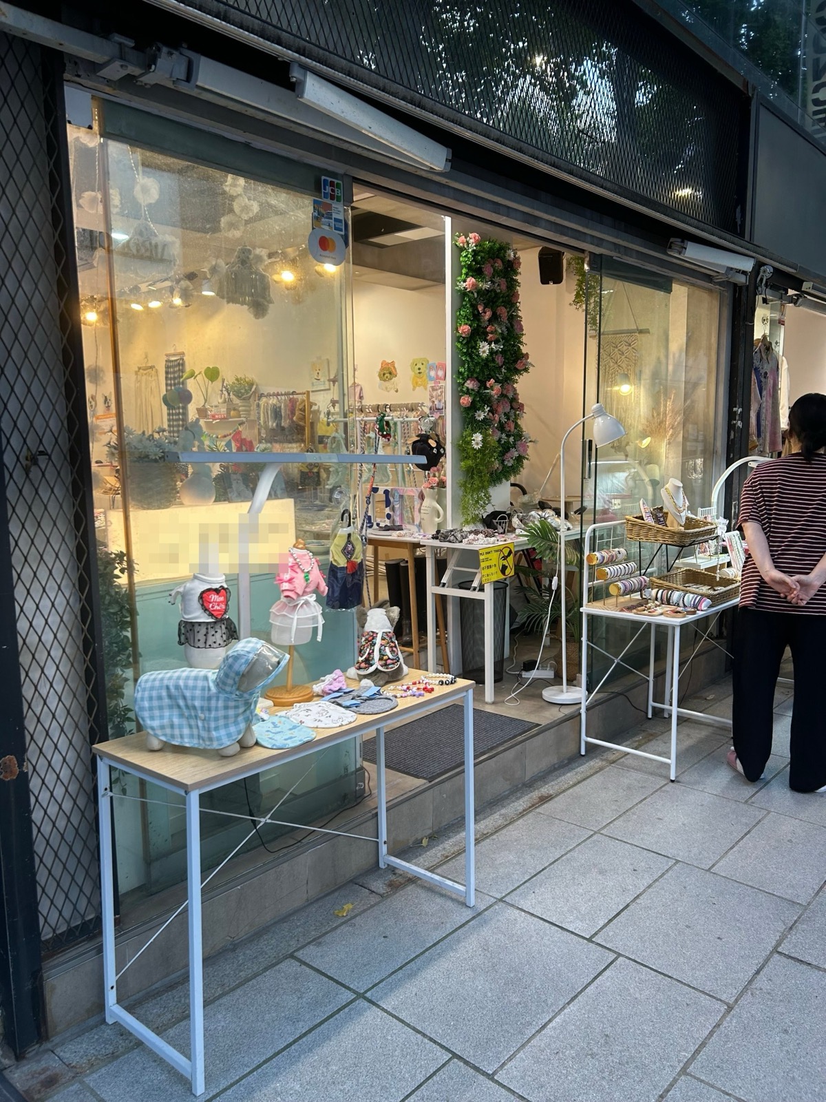 ソウルのペットウェア店の外観。店頭のテーブルに犬用の服を着せたマネキンやアクセサリーが並んでいる