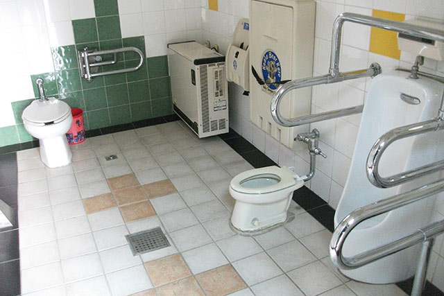 家族用トイレ に 排便する銅像 ユニークすぎる韓国のトイレ話 海外zine